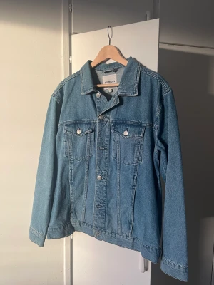 Oanvänd jeansjacka - Oanvänd jeansjacka i storlek L När jag köpte den visade den sig vara för liten och lämnade ej tillbaka i tid :)