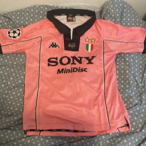 Juventus tröja  - Juventus tröja jag köpte precis som jag aldrig använt, för att den är lite stor på mig. Storleken är S men känns lite mer som en M. Köpte den för 650kr och lägge ut den för 450kr men priset kan diskuteras. 