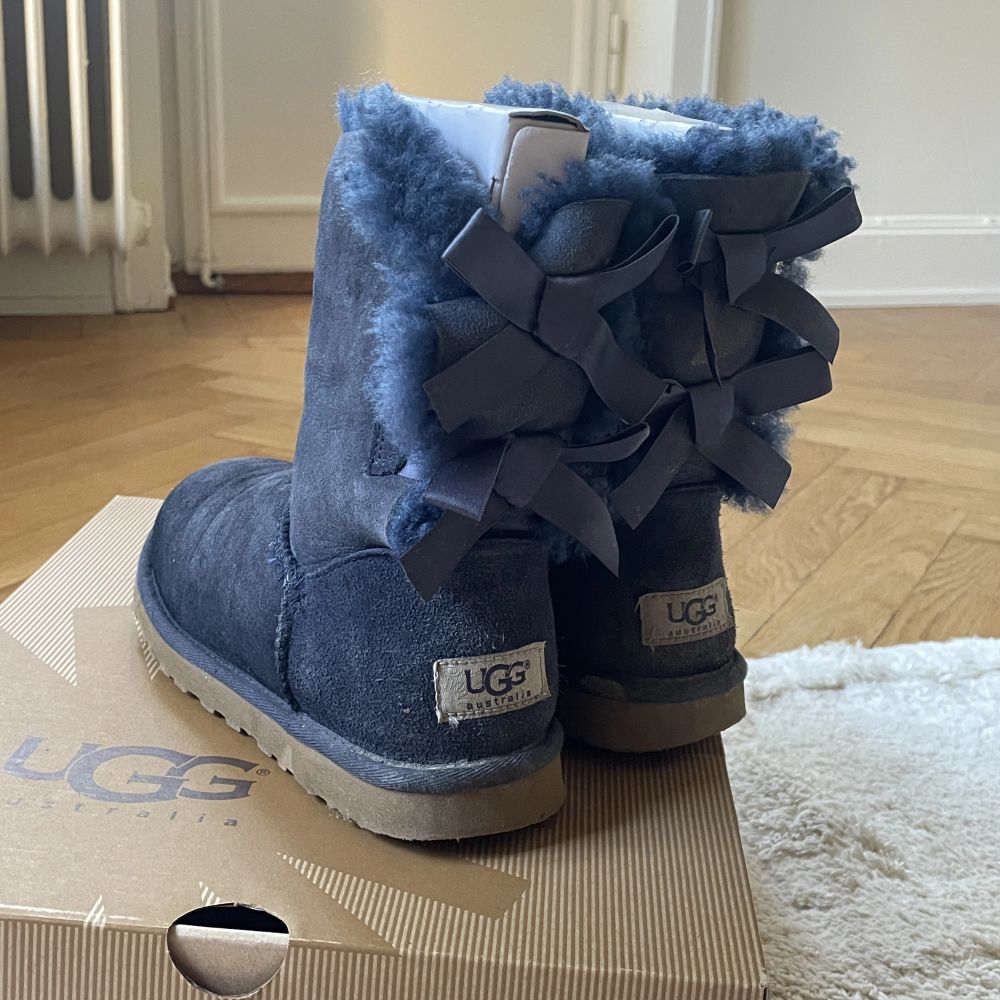 Säljer nu mina uggs som ej kommer till användning längre. Dessa går ej att köpa i dagsläget😍 blåa med rosetter bak. Använda en del så se görna skick på bilderna. Skor.