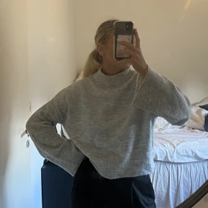 GRÅ STICKADTRÖJA - Stickad tröja från NA-KD i storlek XXS. Något nopprig men i övrigt gott skick.