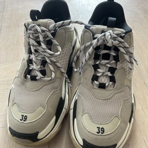 Triple S sneakers - Klumpiga platåsneakers i storlek 39. Använda men i fint skick.