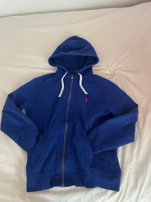 Ralph lauren zip - Säljer min Ralph lauren zip köpt ifrån Ralph lauren för 1800 skick 9,5/10 använd fåtal gånger. Pris kan diskuteras och hör av dig vid intresse.