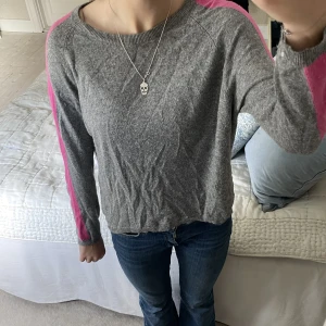 Kashmirtröja med coola armar - Så cool med rosa armarna!! Kashmirblandad tröja, perfekt nu till hösten och vintern🙌🏽(obs den är lite skrynklig på bilden)