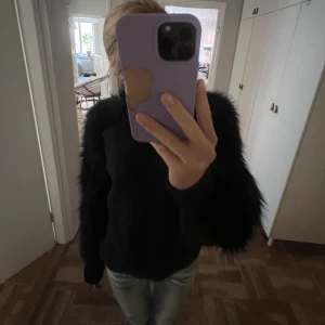 Tröja - Svart tröja med ”håriga” (?) armar. Jätte fin, passar dock inte min stil. Möts upp i Stockholm
