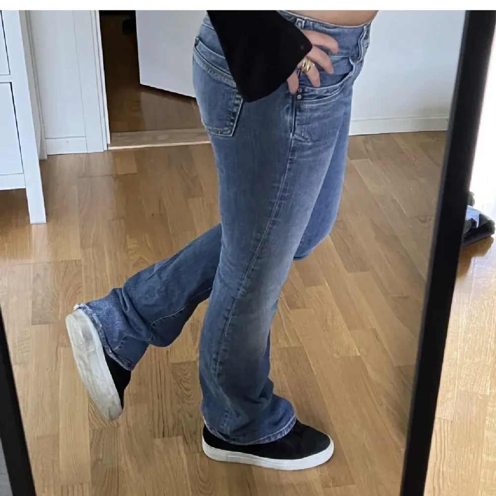 säljer dessa supersnygga lågmidjade bootcut jeansen från diesel! midjemått: ca 37,5 & innerbenslängd: ca 86 (lånad första bild)🩵. Jeans & Byxor.