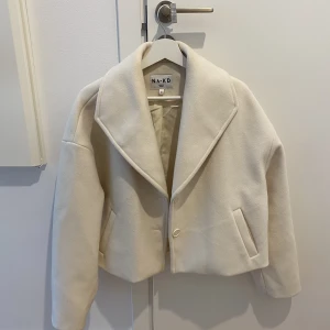 Kappa NA-KD  - Fin kappa från NA-KD använt max 3 gånger super skick. Helt slut såld på nätet. Färgen är vitbeige super fin.