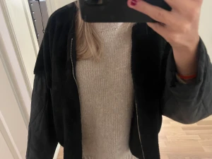 Jättesnygg höst jacka  - Säljer denna jacka med päls detaljer, man kan ha den ut och in också så blir det bara en glansig bomber jacka❤️