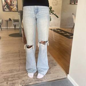 Säljer nu dessa högmidjade bootcut jeans från zara med hål i båda knäna. De har används mycket så de är lite slitna längst ner. 