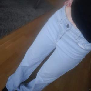 Ett par jättefina ljusblå jeans som tyvärr är lite för stora/långa, str 34, jag är 165cm. De är straight, bra skick och från Madlady.