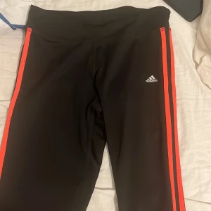 Adidas tränings thights - Är bra skick och är super skön att gymma i.