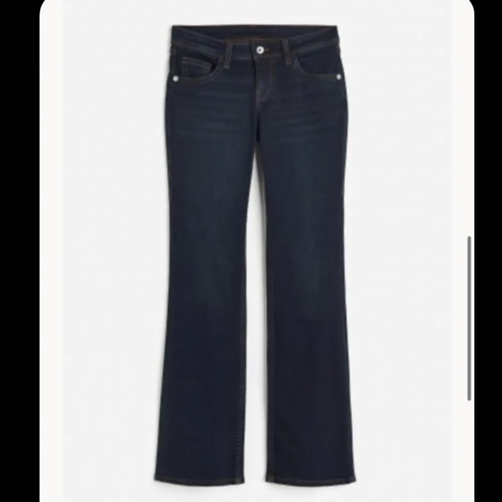 Nya fina low waist jenas från hm. Helt slutsålda på hemsidan. Endast använda en gång, då de var för stora. Hör av er vid frågor!💓. Jeans & Byxor.