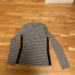 Svart och vit tröja  - Fin och väldigt elegant, bra till business möten och sånt nästan aldrig använd