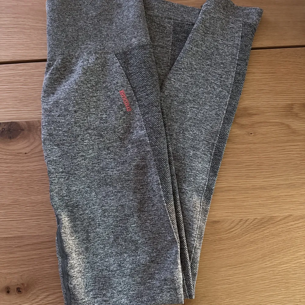 Gråa seamless tights från Gymshark i modellen ”flex” 🦈💕  Storlek S. . Jeans & Byxor.
