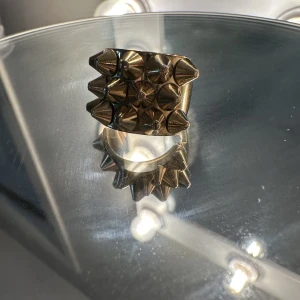Edblad ring  - Säljer denna guldiga Edblad ringen, använt några gånger men tyvärr för liten för mig. Storlek: XS 16,0