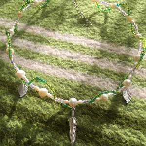 Egengjort halsband av glaspärlor och ståltråd Minsta storlek 37 cm största storlek 42 cm
