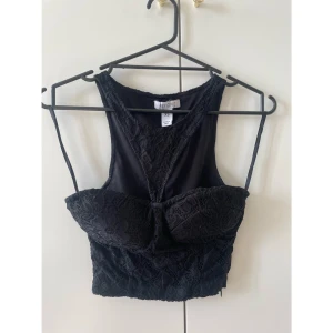 Nelly - Svart topp, XS - Svart topp från Nelly i storlek XS. 🖤