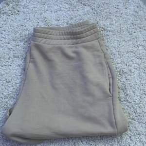 Beiga shorts från Lindex! Dom är använda 1 gång men inte min stil riktigt! Dom är sköna att ha som hemma plagg typ.