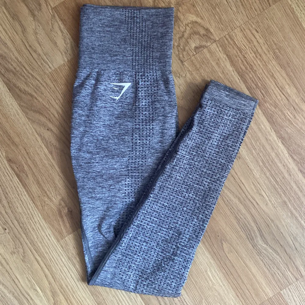 Helt oanvända Gymshark Vital Seamless Leggings i färgen Smokey Gray Marl som aldrig kom till användning då jag köpte ett annat par jag gillat mer. 🌸💜. Jeans & Byxor.