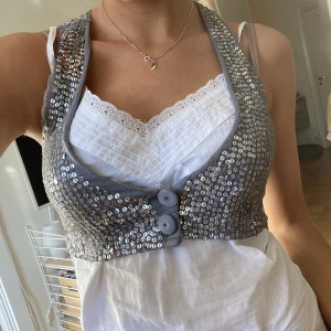 Glittrig väst - Säljer min så snygga väst, jättenajs att ha över ett linne, passar perfekt t fest etc❤️