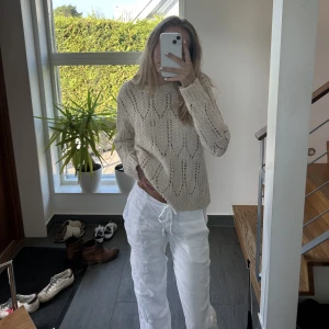 Mysig beige stickad tröja - Säljer denna jättefina stickade tröjan i ull. Perfekt nu till vinter!! Är många intresserade så blir det budgivning annars så kan priset diskuteras💕