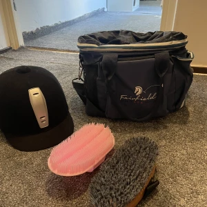 Häst accessoarer  - Du får med ryktväska, hjälm, två borstar.  Allt är i väldigt bra skick