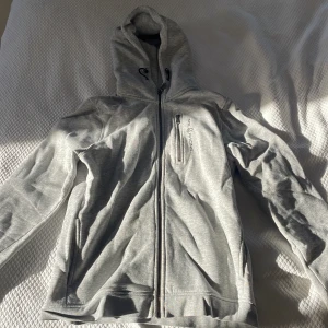 sailracing hoodie grå - snygg hoodie som inte kommer till användning! passar mig som brukar ha s