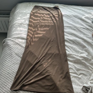 Lång tight kjol - Jag älskar denna kjolen men tyvärr passar den inte längre. Den är i bra skick och super skön! 