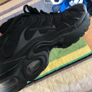 Nike air Max plus - Lite slitna men ändå i rätt så bra skick.  Lite använda men inte jättemycket  Kostar egentligen 2200