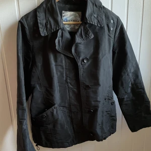 Svart jacka - Svart jacka, kort kappa, i storlek 36/S. Bra skick.