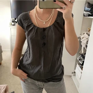 Grå tshirt/ blus - Så himla fin t-shirt/ blus från hm! Står storlek 40 men sitter såhär på en xs/s!