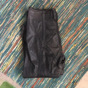 biker byxor i läder - biler byxor i riktigt läder! köpta secondhand och dragkedjan är lite bråkig 