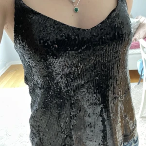Glittertopp - Väldigt fin glittrig festtopp som jag aldrig använt. Storlek xs men passar mer som s.