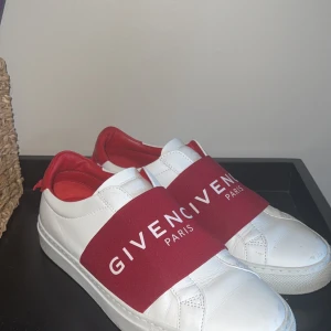 Givenchy skor  - Super fina skor ifrån givenchy, sparsamt använda. Inköpta ca 1 år sen för 3500 kr 