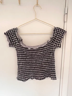 Offshouldertopp - En fin rutig off-shoulder topp som funkar till fest men också vardags. Den är tyvärr för liten för mig. 