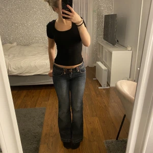 Lågmidjade jeans - Supersnygga och coola lågmidjade bootcut jeans med röda sömmar💕 Osäker om jag vill sälja de så säljer endast vid bra bud!