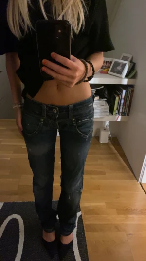 Lågmidjade jeans  - Säljer dessa ascoola jeans, dom har två små hål som syns på bilden men inget som märks när man har på sig dom 