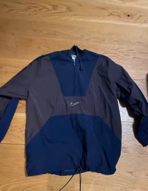 Vintage Nike vindjacka - Fet vintage nike vindjacka med fet backprint. Storlek L passar XL