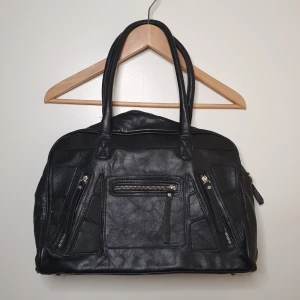 Wknd Bag  - Stor wknd bag, rum för laptop + vatten flaska + skor och lite till.  Har lite slitage utanpå och ena fästet till axelremen har gått sönder men inget som syns om man tar bort den andra.