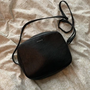 Liten väska - Liten väska från Hm, har inga fickor, man kan justera bandet