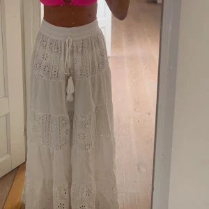 Vit långkjol  - Vit långKjol köpt i en butik i Grekland i somras för 59 euro - 700kr. Massa små fina detaljer. Säljer endast vid bra bud! 