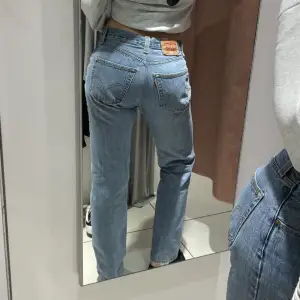 Säljer mina underbara baggy Levis jeans. Insydda vid rumpan så passar en storlek 36-38. Jag är 173cm 👖💙