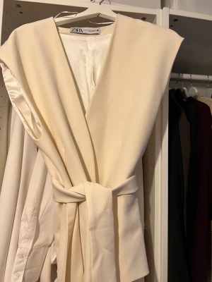 Väst/kavaj från ZARA  - Använd en gång. Mycket fin passform. Blazer material. 