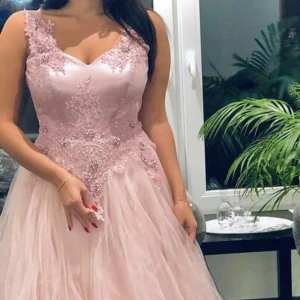 Elegant balklänning  - Elegant balklänning och festklänning. Klänning av högkvalitet. använd endast vid ett tillfälle. 