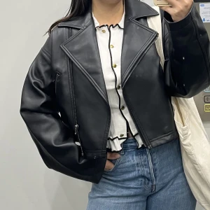 croppad jacka i läderimitation  - superfin croppad jacka i läderimitation 🤍 sparsamt använt 