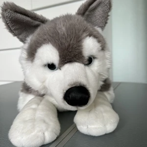 Vackert gosedjur - Ett riktigt fint gosedjur som köptes på en camping för många år sedan och då kostade den ca 500kr. Den har endast använts som prydnad så den är som ny!