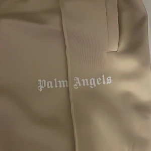 Palm Angels Byxor beige - Säljer mina Palm angels för har inget behov för dem längre!   Väldigt sköna att ha på sig och jag har bara använt dem ett fåtal gånger👌