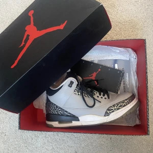 Air jordan 3 retro  - Wolf grey Storlek 41 Ingår skolåds och skosnöre extra Använt tre gånger 