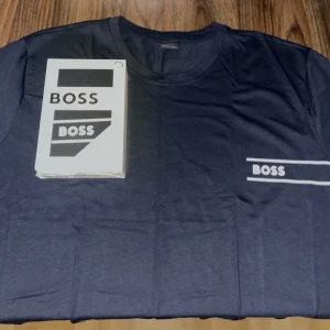 BOSS/ Hugo Boss tshirt - Oöppnad Boss tshirt  Storlek XXL (sitter som XL)  Ny pris ca 599kr  Mitt pris 250kr 50%  Fraktas på köparens bekostnad