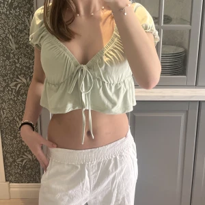 SÅ SÖT TOPP💞 - Säljer denna väldigt söta toppen💞 den är knappt använd så väldigt bra skick!! Pris kan självklart diskuteras så lämna förslag💞