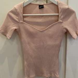 Topp - Säljer denna fina ljus rosa topp från ginatricot pågrund av att den inte passar. Jätte bra skick. Kontakta mig för mer information.💕